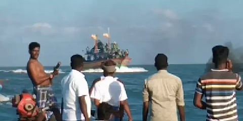 நடுக்கடலில் ஆக்ரோஷமாக மோதிக்கொண்ட தமிழக மீனவர்கள்