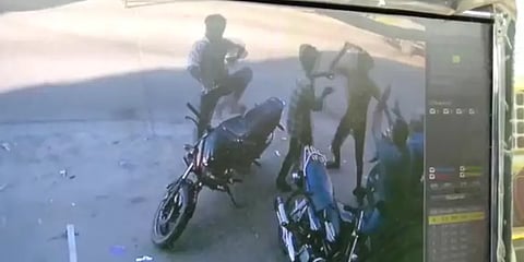 கடைமுன் சிகரெட் பிடித்ததால் தகராறு : உரிமையாளரை கத்தியால் தாக்கிய இளைஞர்கள்..!