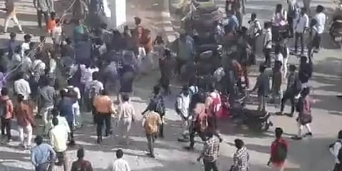 கலவர பூமிபோல மாறிய கல்லூரி வளாகம்: புதுச்சேரியில் பயங்கரமாக மோதிக் கொண்ட மாணவர்கள்..!