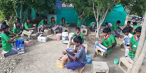 கோடையில் வரும் பறவைகளுக்கு கூண்டு வைத்து உணவு பரிமாறும் பள்ளி மாணவர்கள்