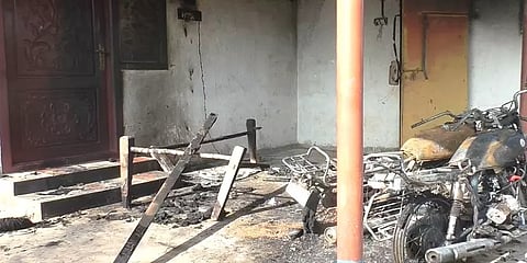 திருமணத்தை மீறிய உறவு வைத்த கணவர்... கட்டிலோடு எரித்துக் கொன்ற மனைவி மற்றும் மகள்..!