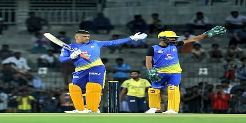 சென்னையில் இருந்து புறப்பட்டார் தோனி !