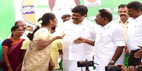 "என்.ஆர்.சி.க்கு ஆதரவாக ஏன் வாக்களித்தீர்கள்" - அமைச்சர்களிடம் கேள்வி எழுப்பிய பெண்..!