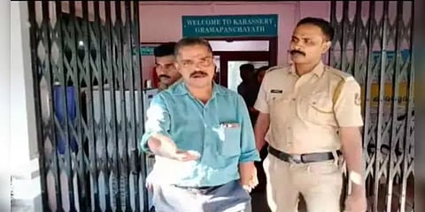 கொரோனா கூட்டத்திலேயே அவலம் : போதை சுகாதார ஆய்வாளரின் இழிவான செயல்