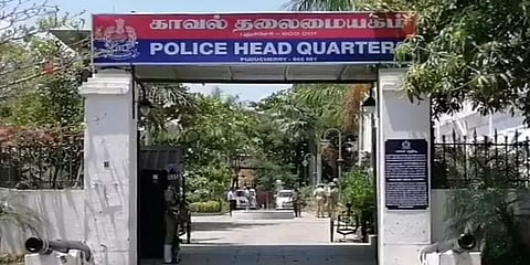 ஹோட்டலில் தங்கியிருந்த காதல் ஜோடியை மிரட்டி பணம் பறித்த 2 போலீசார் பணிநீக்கம்