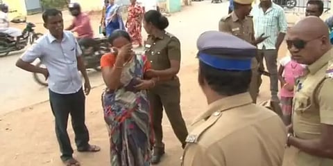 “கணவரை உறவினர்கள் கடத்தி வைத்து மிரட்டுகின்றனர்”: பெண் தீக்குளிக்க முயற்சி