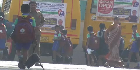 உத்தரவை மீறி செயல்பட்ட தனியார் பள்ளிகள் : அதிகாரிகள் வந்தபின் அனுப்பப்பட்ட மாணவர்கள்