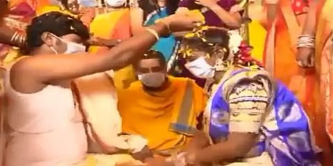 கொரோனா எதிரொலி: மணமக்கள் உள்பட எல்லோருக்கும் மாஸ்க்..!