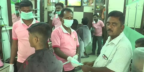 “கட்டிங், சேவிங் செய்பவர்களுக்கு மாஸ்க் இலவசம்”: முடிதிருத்த நிலையத்தின் அறிவிப்பு