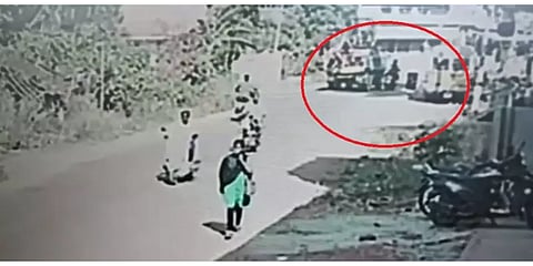 பைக்கில் சென்ற தாய், மகன் பரிதாப உயிரிழப்பு - சாலைப் பள்ளத்தால் நேர்ந்த சோகம்