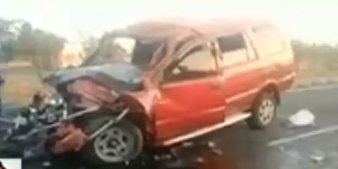 திருப்பூரில் லாரி மீது கார் மோதி விபத்து : 5 கல்லூரி மாணவர்கள் உட்பட 6 பேர் உயிரிழப்பு