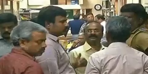 சென்னையில் முகக்கவசங்களை பதுக்கி வைத்த மருந்தகம்: சீல் வைத்த அதிகாரிகள்