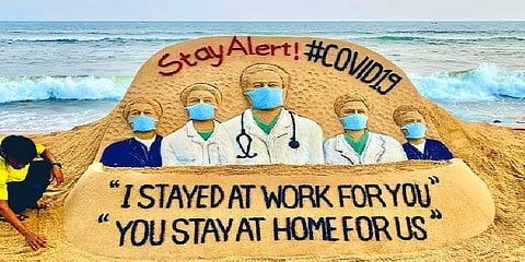 ''எங்களுக்காக வீட்டிற்குள்ளேயே இருங்கள்'' - கொரோனாவைத் தடுக்க மணற்சிற்பம் சொல்லும் செய்தி