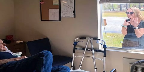 கொரோனாவால் அன்பை அழிக்க முடியாது: கலங்கவைத்த தாத்தா-பேத்தி போட்டோ!