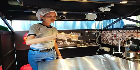 கொரோனா முன்னெச்சரிக்கை : டீக்கடைகள், உணவகங்களுக்கு அதிகாரிகள் அறிவுறுத்தல்