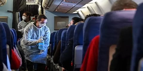 கொரோனா எதிரொலி : ஊழியர்களின் ஊதியத்தைக் குறைத்த விமான நிறுவனங்கள்