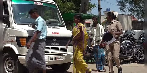 பள்ளி மாணவிக்கு கட்டாய திருமணம் ? - மணமகன் உள்ளிட்ட 4 பேர் கைது