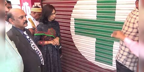 கூடுதல் விலைக்கு முகக்கவசங்கள், கிருமி நாசினிகள் விற்பனை: தனியார் மருந்து கடைக்கு சீல்