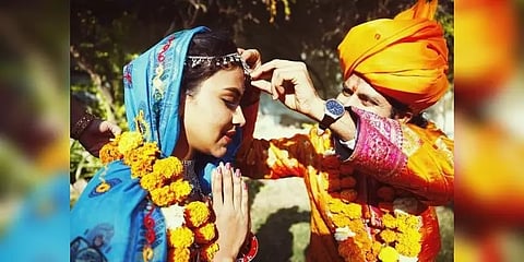 மும்பை பாடகருடன் அமலா பாலுக்கு திருமணம்?: வைரலான படங்கள்