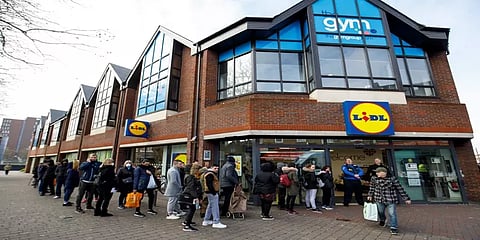 லண்டனில் கொரோனா தடுப்பு கட்டுப்பாடுகளை மறந்து வணிக வளாகம் முன்பு குவிந்த மக்கள்