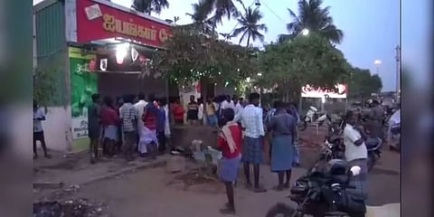 பேக்கரியில் பொருட்கள் வாங்கிக் கொண்டு பட்டாக் கத்தியைக் காட்டி மிரட்டிய கும்பல்