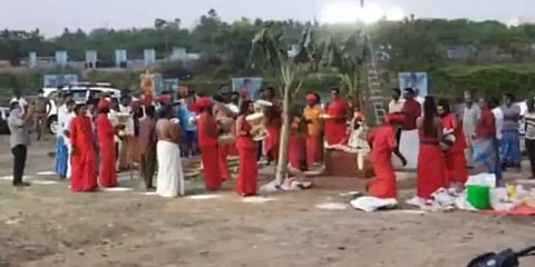 கொரோனா அச்சத்தை மீறி சுடுகாட்டில் அகோரிகளுடன் பூஜை நடத்திய அரசியல் பிரமுகர் ..!