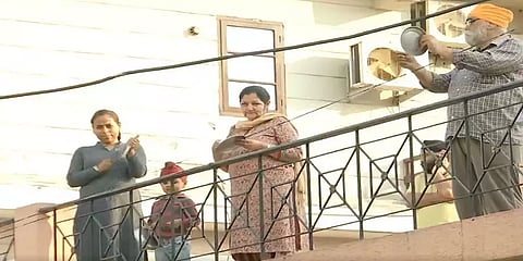 தன்னலமின்றி பணியாற்றுபவர்களை கைதட்டி பாராட்டிய பொதுமக்கள் !