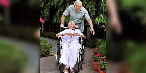 தட்டை வைத்து ஒலி எழுப்பி நன்றி கூறிய பிரதமர் மோடியின் தாயார்