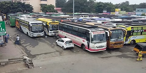 கோயம்பேட்டில் மக்கள் கூட்டம் - டிக்கட் விலையை இரண்டு மடங்கு உயர்த்திய தனியார் பேருந்துகள்.