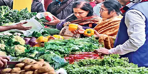 கோயம்பேடு சந்தையில் அலைமோதும் மக்கள் கூட்டம்.. காய்கறிகளின் விலை நிலவரம்..!