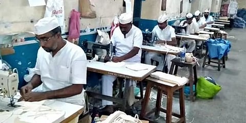 தமிழக மத்திய சிறைகளில் தயாரிக்கப்படும் முகக்கவசங்கள் : தீவிரப் பணியில் கைதிகள்