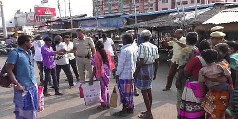 1500 முகக் கவசங்களை பொதுமக்களுக்கு இலவசமாக வழங்கிய தையல் தொழிலாளி