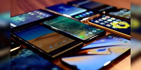 ஊரடங்கால் டெலிவெரியாக முடியாத ஆன்லைன் ஆர்டர்கள் - பரிதாப நிலையில் ஸ்மார்ட்போன் விற்பனை