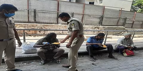 அமலானது 144 தடை உத்தரவு : உணவின்றி தவிப்பவர்களுக்கு உதவும் போலீஸ்..! குவியும் பாராட்டு