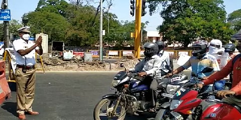 தடை உத்தரவை மீறும் வாகன ஓட்டிகள் : கையெடுத்து கும்பிட்டு கோரிக்கை விடுத்த எஸ்.ஐ.