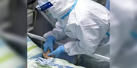 குஜராத் : கொரோனா பாதித்த 85 வயது மூதாட்டி உயிரிழப்பு