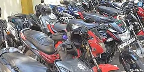 அத்தியாவசியமின்றி சாலைகளில் சுற்றித் திரிந்த 27 வாகனங்கள் பறிமுதல் - போலீசார் அதிரடி