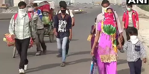 “இங்கிருந்தால் பசியால் இறந்து விடுவோம்” - டெல்லியை விட்டு வெளியேறும் கூலித்தொழிலாளர்கள்.!