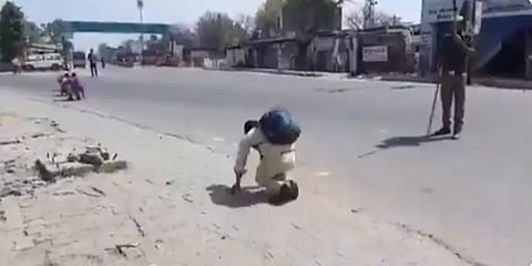 புலம்பெயர்ந்த தொழிலாளர்களை துன்புறுத்திய உ.பி போலீஸ் - வலுக்கும் கண்டனம்