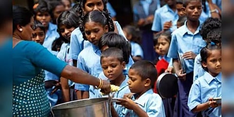 மாணவர்களுக்கு வீடு தேடி வரும் மதிய உணவு - மாநில அரசுகளின் உத்தரவு