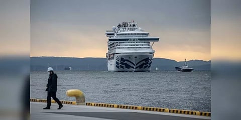 கொரோனா அச்சத்தால் கரை சேர முடியாமல் நடுக்கடலில் 18 கப்பல்கள் சிக்கித் தவிப்பு