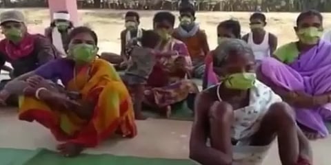 இலைகளால் ஆன முகக்கவசத்தை அணிந்த பழங்குடியினர் !