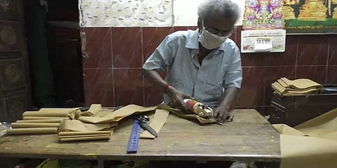 ஆயிரம் முகக்கவசங்களை இலவசமாக வழங்கிய தையல்காரர் !