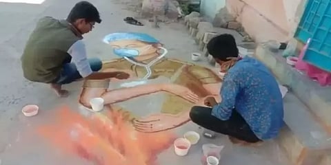 அரசாங்க அத்தியாவசியப் பணியாளர்களை ஓவியம் மூலம் கெளரவித்த மாணவர்கள் !