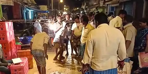 சமூக விலகல் எங்கே?: கூட்டத்தால் வழிந்த விழுப்புரம் மீன் மார்க்கெட்!