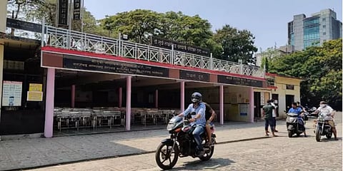 கொரோனாவின் துயரம் : சடங்குகள், பூக்கள், சொந்தங்கள் இல்லா இறுதி ஊர்வலங்கள்..!