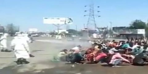 உ.பி வந்த தொழிலாளர்கள்.. ஒன்றாக நிற்க வைத்து கிருமி நாசினி தெளித்த அவலம்..!