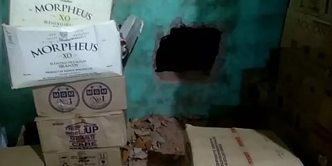 டாஸ்மாக் கடையை துளையிட்டு மதுபாட்டில்கள் திருட்டு : விற்பனை செய்தபோது பிடிபட்ட இளைஞர்கள்