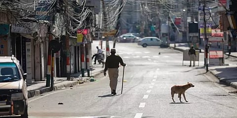 “20 மணி நேரம்.. 450 கிலோ மீட்டர் நடைப்பயணம்..” சிலிர்க்க வைத்த காவலரின் கடமையுணர்ச்சி..!