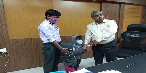 கொரோனா நிவாரண பணிக்கு உண்டியல் சேமிப்பை நிதியுதவியாக வழங்கிய சிறுவர்கள்!